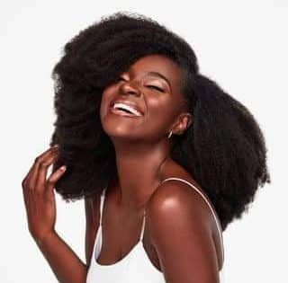 Soin capillaire et routine minimaliste.