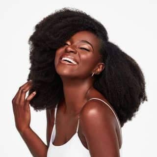 Soin capillaire et routine minimaliste.